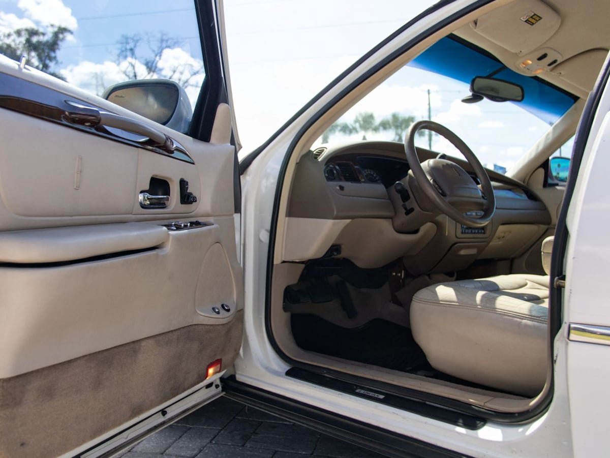 Used 2000 Lincoln Town Car Executive RWD image 18