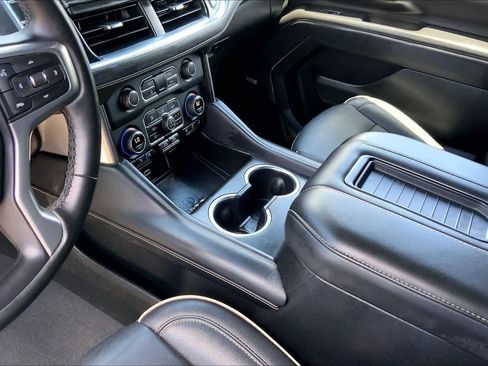 Used 2024 Chevrolet Suburban Premier RWD image 16