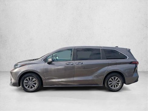 Used 2022 Toyota Sienna XLE image 6