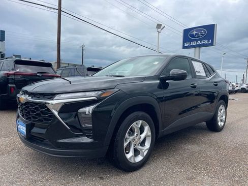 Used 2024 Chevrolet Trax LS w/ LS Convenience Package FWD image 3