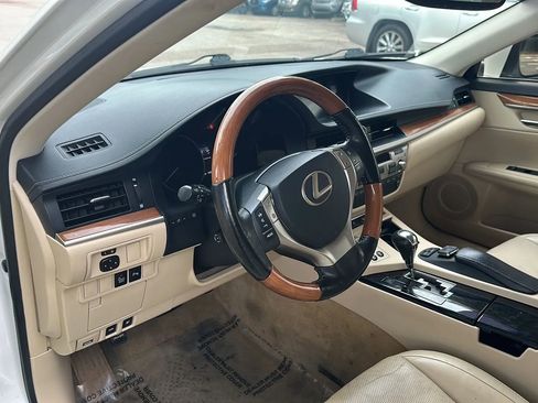Used 2015 Lexus ES 300h w/ Navigation System Package FWD image 14