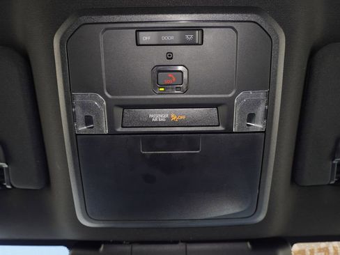 Certified 2025 Toyota Tacoma SR5 AWD/4WD image 19