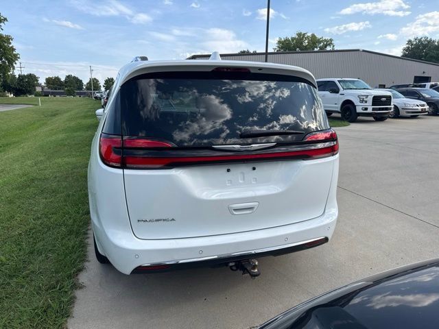 Used 2021 Chrysler Pacifica Touring-L FWD image 3