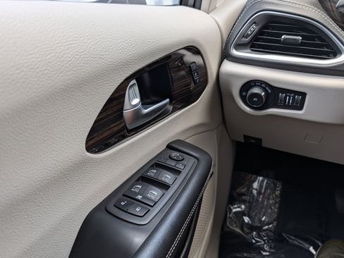 Used 2022 Chrysler Pacifica Limited image 26