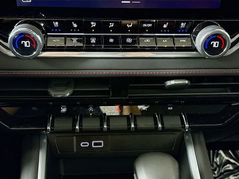 Used 2024 Chevrolet Colorado Z71 w/ Z71 Convenience Package 2 image 16