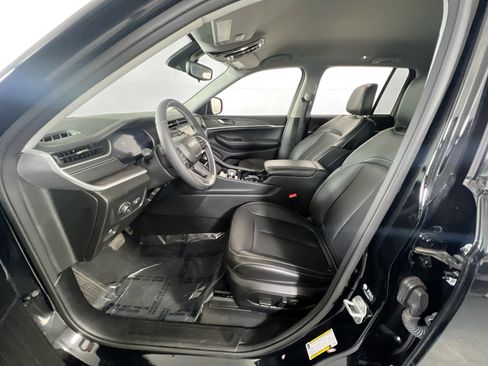 Used 2023 Jeep Grand Cherokee Limited image 21