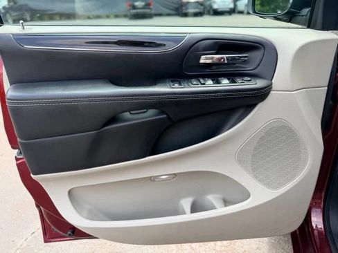 Used 2017 Dodge Grand Caravan SXT FWD image 17