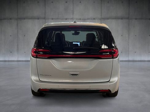 Used 2024 Chrysler Pacifica Touring-L FWD image 4