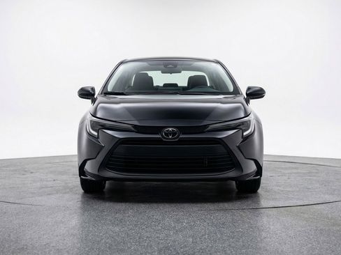 Used 2025 Toyota Corolla LE image 2