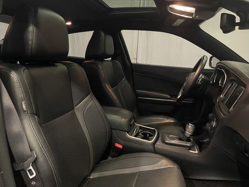 Used 2017 Dodge Charger R/T w/ Premium Group RWD image 15