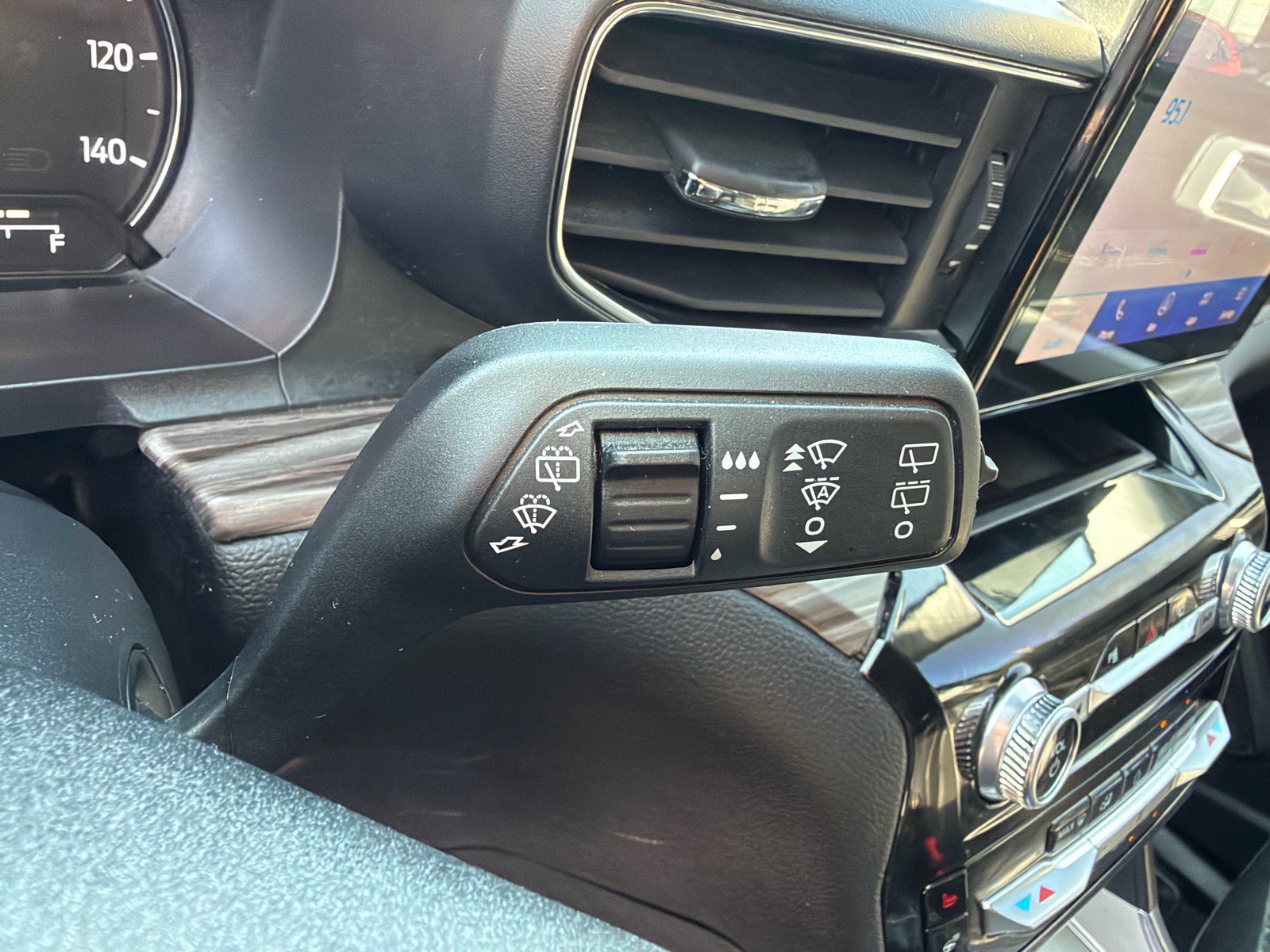 Used 2022 Ford Explorer Limited AWD/4WD image 32