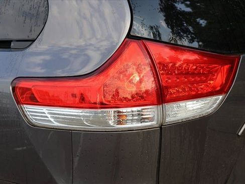 Used 2012 Toyota Sienna XLE FWD image 11