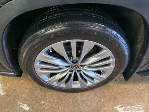 Used 2020 Toyota Highlander Platinum image 4