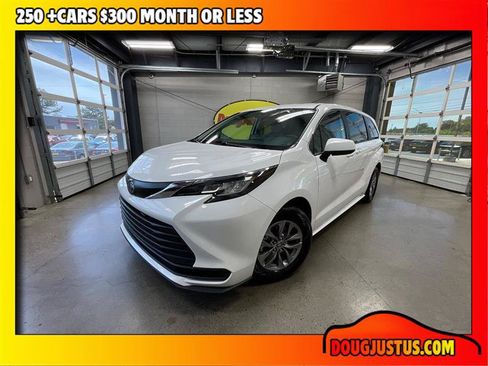Used 2023 Toyota Sienna LE AWD/4WD image 1