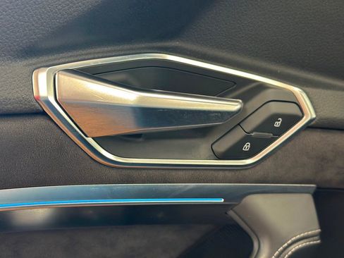 Used 2019 Audi e-tron Prestige w/ Prestige Package image 21