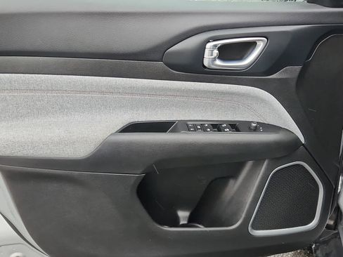 Used 2024 Jeep Compass Latitude image 9