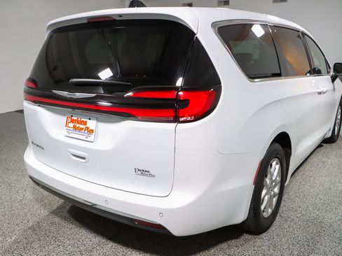 Used 2023 Chrysler Pacifica Touring-L FWD image 7
