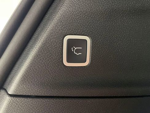 Used 2026 Chrysler Voyager LX image 9