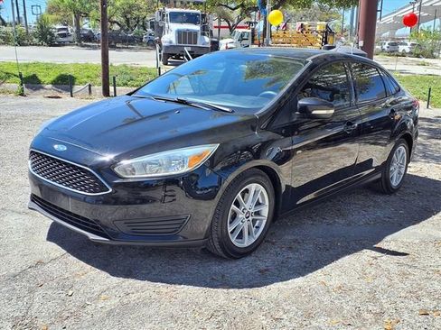 Used 2017 Ford Focus SE image 3