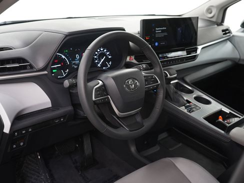 Used 2025 Toyota Sienna XLE w/ XLE Plus Package image 24