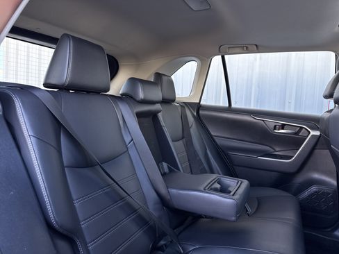 Used 2022 Toyota RAV4 XLE Premium image 41