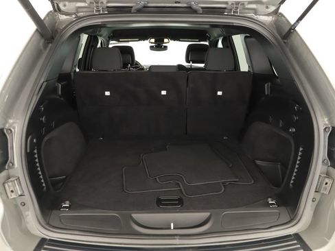 Used 2019 Jeep Grand Cherokee Laredo AWD/4WD image 27