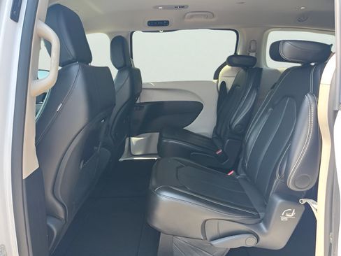 Used 2024 Chrysler Pacifica Touring-L FWD image 34