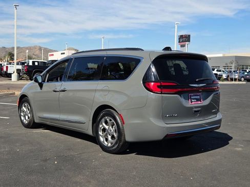 Used 2023 Chrysler Pacifica Limited image 8