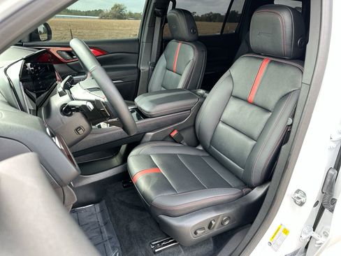 Used 2025 Chevrolet Traverse RS image 11