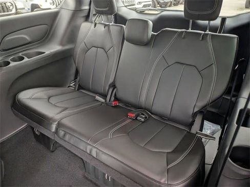 New 2026 Chrysler Pacifica Select image 19