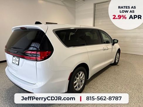 New 2027 Chrysler Pacifica Select FWD image 6