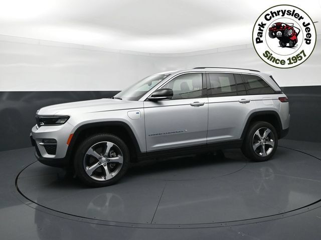 Used 2023 Jeep Grand Cherokee 4WD 4xe image 2