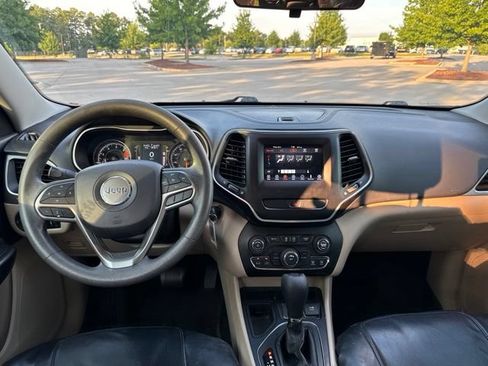 Used 2020 Jeep Cherokee Latitude FWD image 5