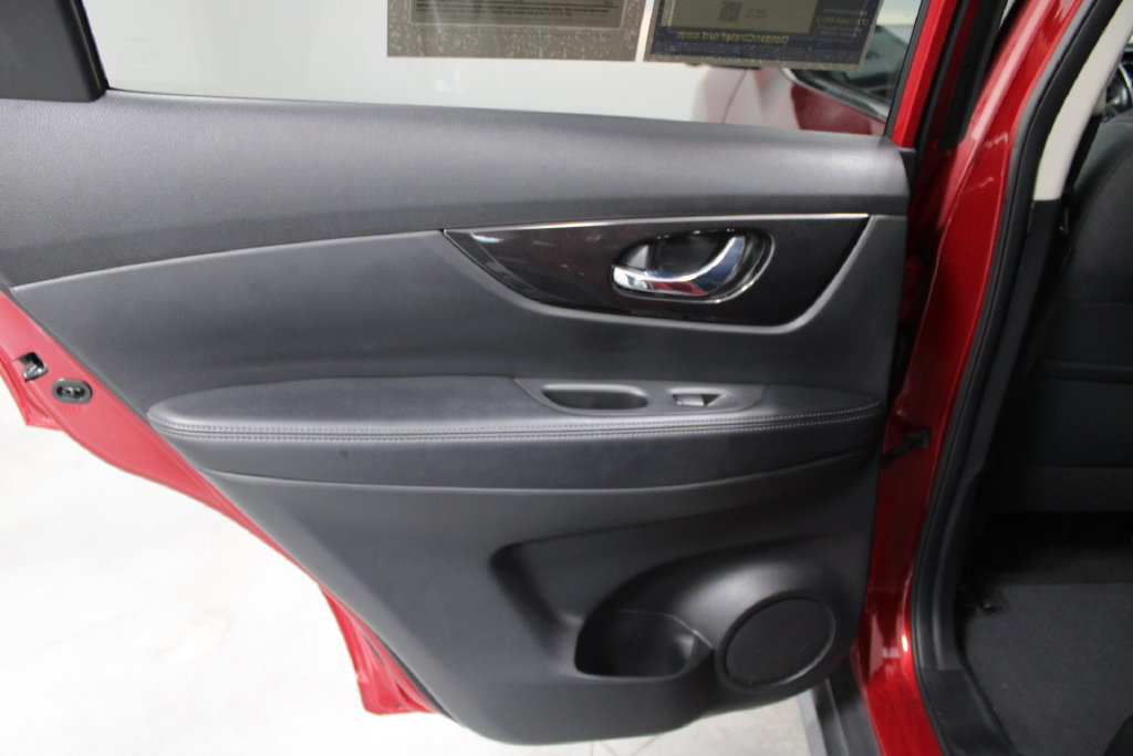 Used 2017 Nissan Rogue SV w/ SV Premium Package AWD/4WD image 21