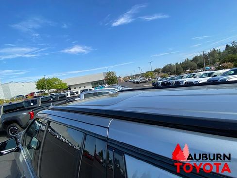 Used 2023 Chevrolet Suburban Z71 w/ Luxury Package AWD/4WD image 9
