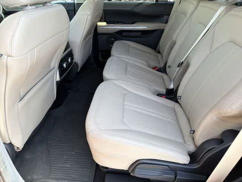 Used 2022 Ford Expedition Limited image 18