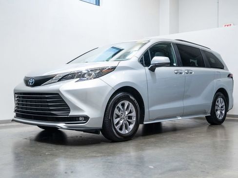 Used 2025 Toyota Sienna XLE image 3