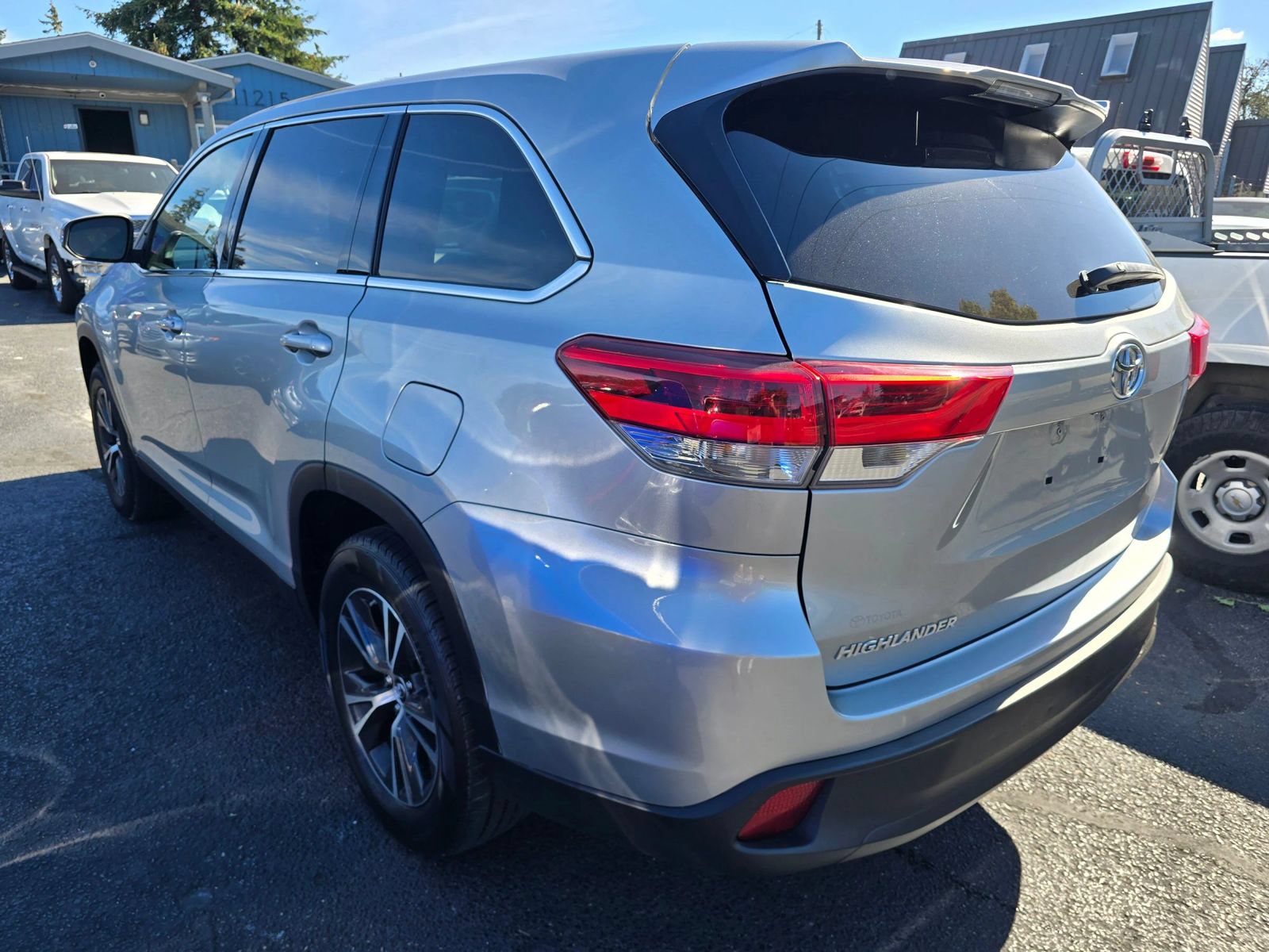 Used 2019 Toyota Highlander LE FWD image 3
