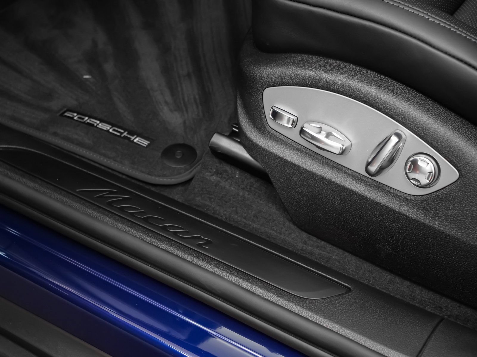 Certified 2025 Porsche Macan AWD/4WD image 26