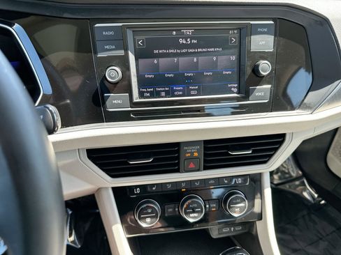 Used 2024 Volkswagen Jetta SE FWD image 16