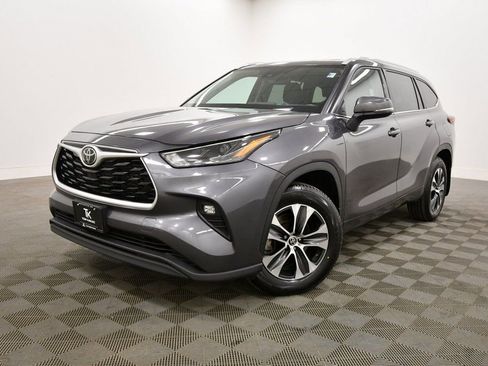 Used 2022 Toyota Highlander XLE image 2