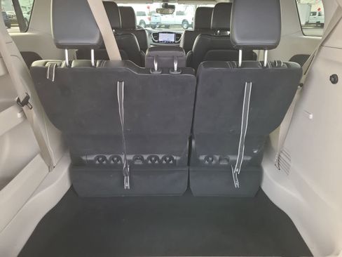 Used 2024 Chrysler Pacifica Touring-L image 27