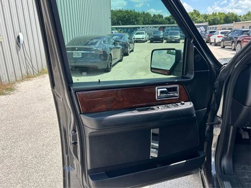 Used 2016 Lincoln Navigator Select image 21