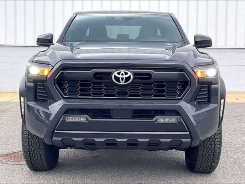 Used 2025 Toyota Tacoma TRD Off-Road image 3