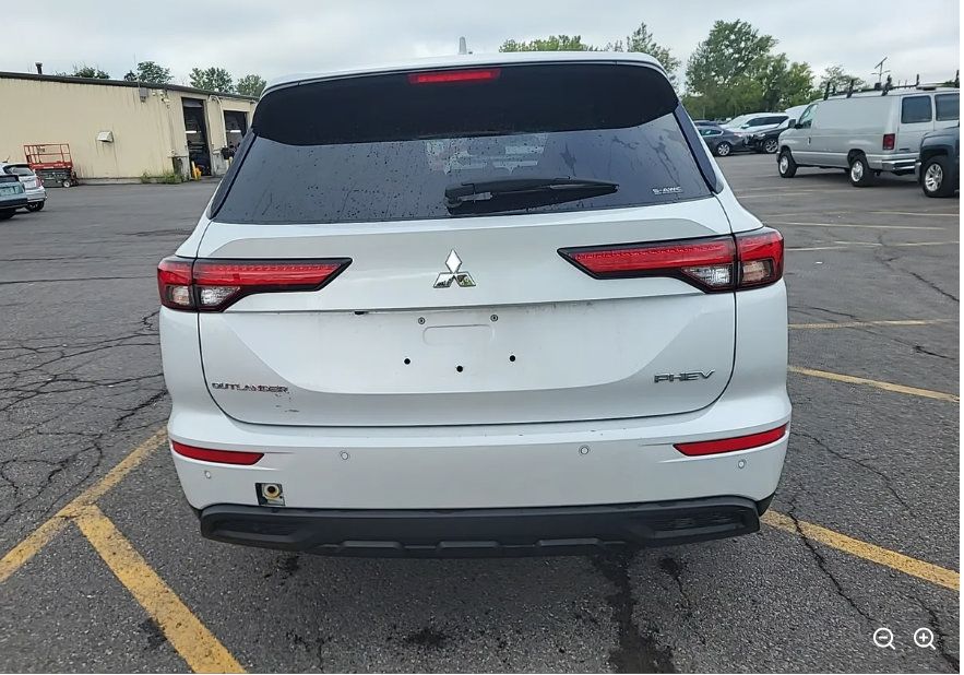 Used 2023 Mitsubishi Outlander ES AWD/4WD image 4
