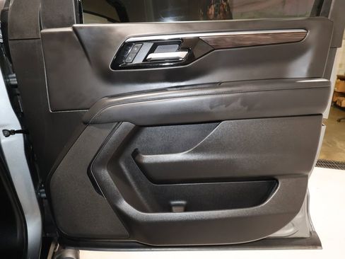 Used 2025 Chevrolet Suburban Z71 AWD/4WD image 18