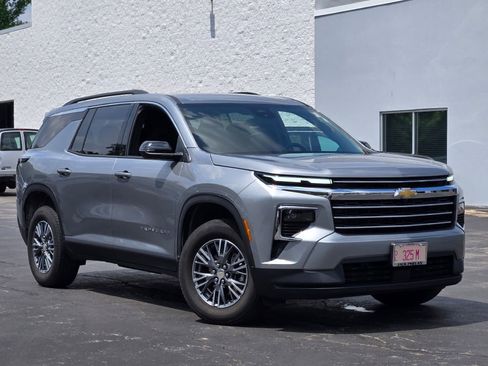 Used 2025 Chevrolet Traverse LT image 3