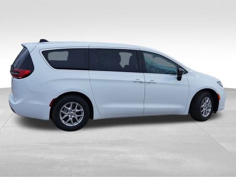 Certified 2024 Chrysler Pacifica Touring-L image 4