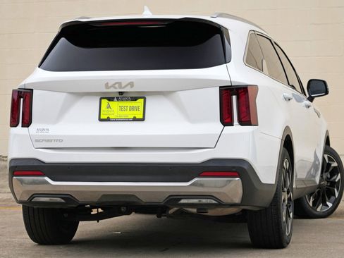 Used 2025 Kia Sorento EX w/ Panoramic Sunroof Package FWD image 4