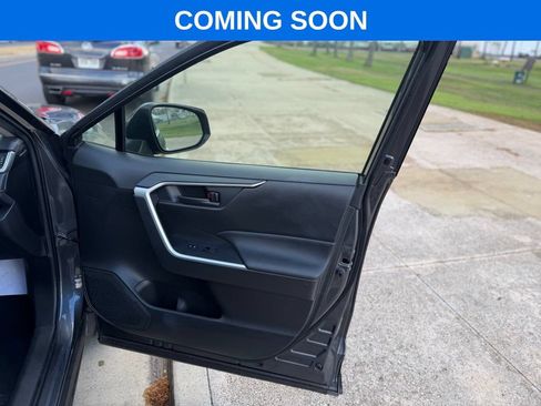 Used 2021 Toyota RAV4 LE AWD/4WD image 9